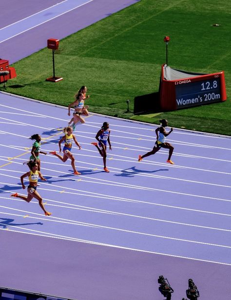 Olympic Track And Field Aesthetic, Track Sprinter, Track Athletes, Olympic Track And Field, Athletics Track, Track Pictures, Track And Field Athlete, Vision Board Goals, Running Track