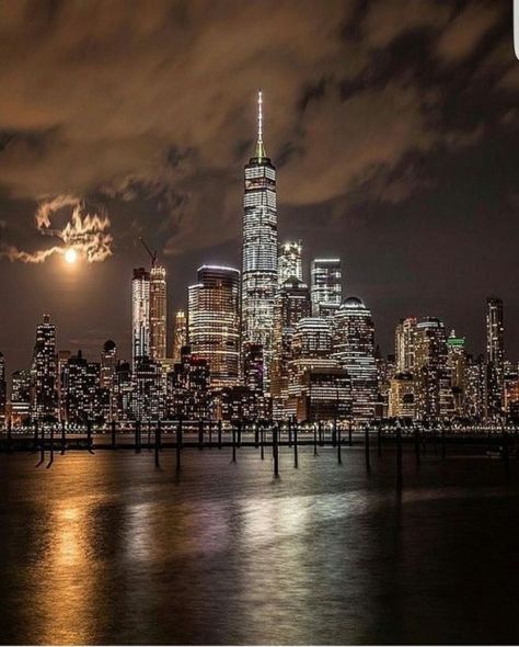 Manhattan At Night, Voyage New York, City Photos, One World Trade Center, Nyc Skyline, Chrysler Building, Lower Manhattan, Manhattan New York, Dream City