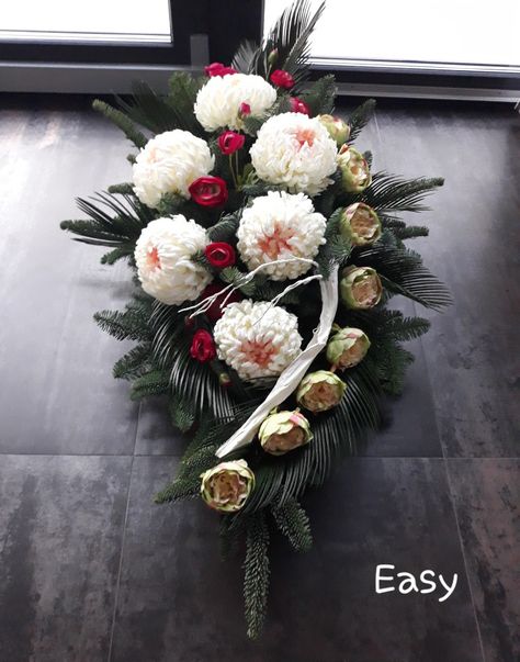 Modern Ikebana, Holiday Centerpieces Diy, Winter Wood Crafts, Dekoratívne Vence, Wall Christmas Tree, Christmas Centers, Large Flower Arrangements, Grave Decorations, Church Flower Arrangements