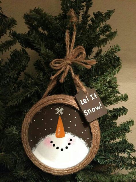 SNOWMAN HEAD looking up. Painted on lid Dome Lid Crafts, Wood Rounds Christmas Ornaments, Nostalgic Christmas, Christmas Crafting, Snowman Ornament, Easy Christmas Crafts, Snowman Crafts, Christmas Ornaments Homemade, Christmas Ornament Crafts