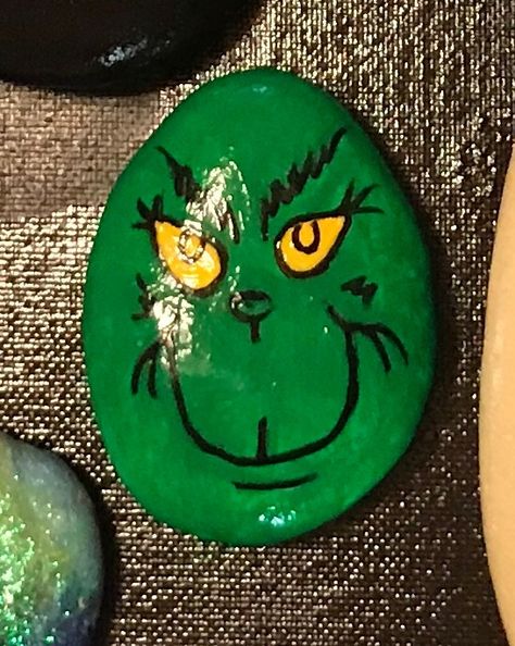 The Grinch. Nativity Painting, Easy Diy Paint, Rock Painting Tutorial, Art Pierre, Rock Painting Ideas, Painted Rocks Kids, Christmas Rock, Painted Rocks Craft, Painted Rocks Diy