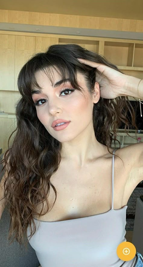 Hande Erçel Hair, Hande Erçel Makeup, Hande Ercel Style, Medium Long Haircuts, Hande Ercel, Long Hair Cuts, Box Braids, Celebrities Female, Hair Looks