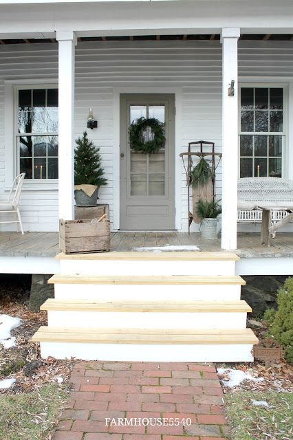 FARMHOUSE+5540:+Our+Farmhouse+This+Christmas+~+2016 Farmhouse Front Porch Decorating, Front Porch Steps, Farmhouse Porch Decor, Farmhouse Patio, Building A Porch, Farmhouse Front Door, Front Porch Design, Primitive Homes, Farmhouse Front Porches