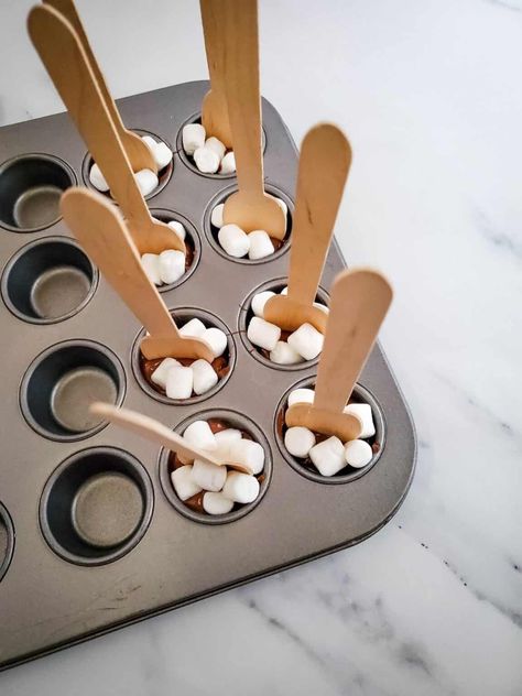 Homemade Christmas Hot Chocolate Spoons - Saving Dollars & Sense Hot Chocolate Spoons Christmas, Hot Chocolate Spoons Recipe, Diy Hot Chocolate Ornaments, Homemade Hot Chocolate Spoons, Diy Hot Cocoa Spoons, Hot Chocolate Spoons How To Make, Chocolate Dipped Spoons Christmas, Peppermint Spoons Diy, Hot Chocolate Ornament