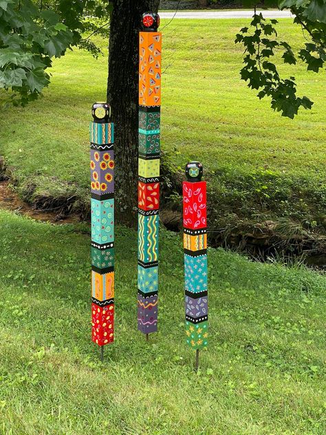 Garden Totem - Etsy Pole Painting, Garden Sticks, Wooden Headboards, Painted Birdhouses, Totem Pole Art, Peace Poles, Light Posts, Peace Garden, Peace Pole