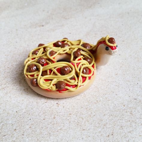 Adorable handsculpted clay snake by Abigail from www.wanderingwalden.com 🐢 Instagram: @wandering.walden Food Snakes, Clay Snakes, Polymer Clay Snake, Clay Snake, Polymer Clay Figurine, Polymer Clay Kawaii, Clay Things, Polymer Clay Figures, Ann Arbor Michigan