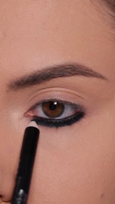 Style with Gorgeous Eye Glam Black Eyeshadow Makeup, Black Eyeshadow Tutorial, Black Makeup Tutorial, Vamp Makeup, Eyeshadow Smokey Eye, Brown Smokey Eye Makeup, Black Eye Pencil, Black Smokey Eye Makeup, Black Eye Makeup