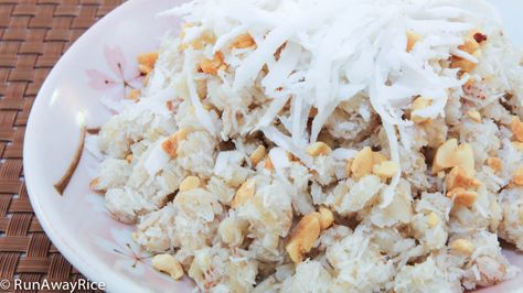 Sweet Rice Flakes and Coconut (Com Dep Tron Dua) | recipe from runawayrice.com #RunAwayRice #VietnameseFood #VietnameseRecipes #VietFood #SweetRiceFlakes #ComDep #AsianDessert Flake Recipes, Rice Flakes, Sweet Rice, Green Rice, Viet Food, Quick Meal, Asian Desserts, Grated Coconut, Roasted Peanuts