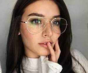 Jessica Clement, Trendy Glasses, Cute Glasses, Fashion Eye Glasses, Aviator Glasses, Stylish Glasses, Foto Poses, Wearing Glasses, Girls With Glasses