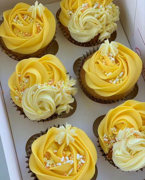 Muffins Decoration, Yellow Desserts, Cupcakes Flores, Green Cupcakes, Yellow Cupcakes, Orange Cupcakes, Sweet 16 Decorations, Yellow Birthday, White Cupcakes