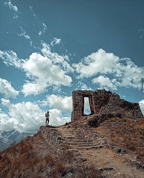 Machu Picchu & Cusco Tours on Instagram: “📍Inti Punku , ollantaytambo - Valle Sagrado de los Incas 🙌 Photo by @dibujandomisrutas #Southamerica #Cusco . . Brindamos tours para…” Ollantaytambo Peru, Magic And Mystery, Machu Picchu, Monument Valley, South America, Peru, Monument, Natural Landmarks, Travel