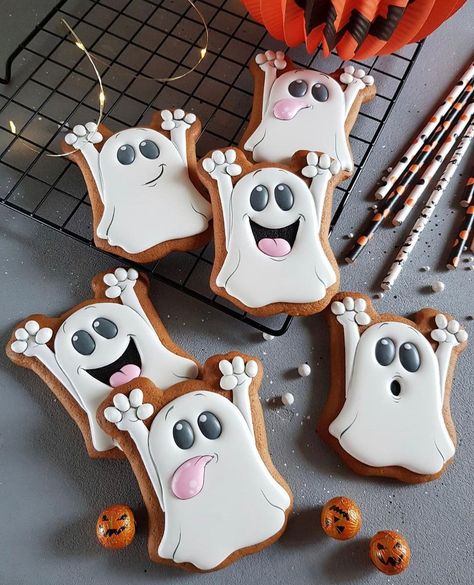 Rozhe.cake 🎂 on Instagram: “Halloween Cookies! 👻👻👻 ~~~~~~~~~~~~~~~~~~~~~~~~~~~~ CREDIT / ARTIST ; @angela_s_sweets_ ▫️▫️▫️▫️▫️▫️▫️▫️▫️▫️▫️▫️▫️▫️▫️▫️▫️ Follow👉…” Fun Halloween Desserts, Food Spot, Halloween Desserts, Cut Out Cookies, Halloween Cookies, Royal Icing, Cute Food, Dia De Muertos, Gingerbread Cookies