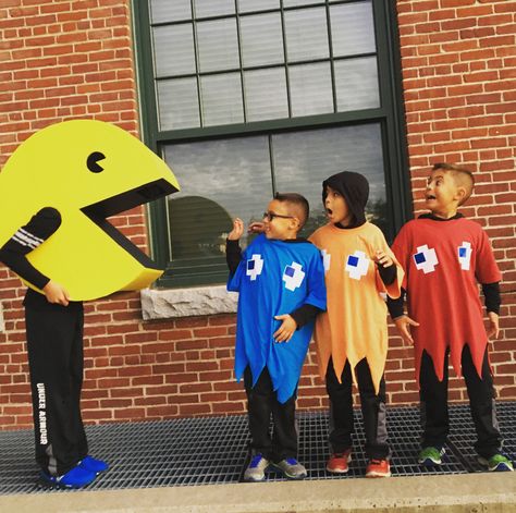 PacMan and 3 ghosts. DIY costumes. Halloween costumes. Family costumes. Packman Halloween Costume Diy, Pacman Ghost Costume, Video Game Halloween Costumes, Diy Costumes Halloween, Halloween Costumes Family, 3 Ghosts, Diy Video Game, Pacman Ghost, Ghost Family