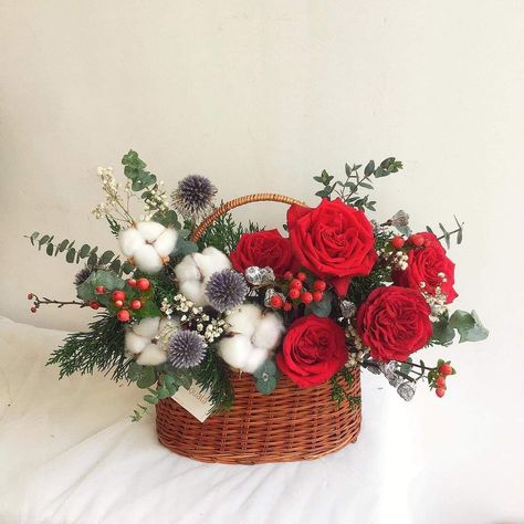 Christmas Bouquets Ideas, Xmas Flower Arrangements, Flower Shop Christmas, Christmas Hat Box Flowers, Gingerbread Floral Arrangement, Christmas Floral Box Arrangements, Christmas Floral Basket, Holiday Flowers Christmas, Coffee Mug Christmas Floral Arrangement