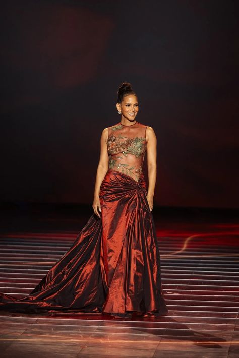 Halle Berry Just Rewore Her Iconic 2002 Oscars Dress | Vogue Halle Berry Oscar Dress, Halle Berry Oscar, Oscars Gown, Elie Saab Gowns, Best Actress Oscar, Floral Frocks, Black Actresses, Oscar Dresses, Vogue Dress