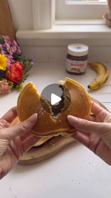 Eco Eats Hub on Instagram: "Fluffy pancake recipe for Pancake day!🥞❤️ Recipe: 🥞1 jar of Nutella 🥞270g self raising flour 🥞2 tsp baking powder 🥞1 tsp salt 🥞4 tbsp caster sugar 🥞250ml milk 🥞2 large eggs 🥞4 tbsp melted butter plus extra for cooking ❤️ Spoon the Nutella onto baking paper and place in freezer for at least 15 minutes. ❤️Sift the dry ingredients into a large bowl. ❤️Add the remaining ingredients and whisk until you have a thick batter similar to the one in my video, add a splash more milk if needed. ❤️ Cover the batter with a tea towel and leave to stand for 10 minutes. ❤️Cook the pancakes on a medium heat, adding the frozen Nutella to the centre of each pancake as shown.  - Enjoy! All thanks to @_nelly_london_home #recipe #healthylifestyle #fitness #highprotein #fat Fluffy Pancake Recipe, Self Raising Flour, London Home, Pancake Day, Nutella Recipes, Fluffy Pancakes, Cooking Spoon, Pancake Mix, Recipe Board