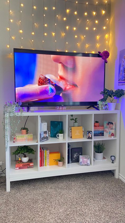 Small Room With Tv, Hangout Room Ideas, Campus Apartment, Bedroom Tv Stand, Boho Ideas, Hangout Room, Bookshelves In Bedroom, College House, Bedroom Decor For Teen Girls