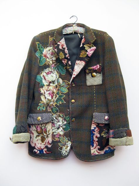 Contemporary Craft Tour 2010 | Jacket by Mandy Pattullo for … | Flickr Mandy Pattullo, Upcycled Jackets, Cl Fashion, Mode Mantel, Stil Boho, Diy Vetement, Altered Couture, Old Quilts, Upcycled Fashion