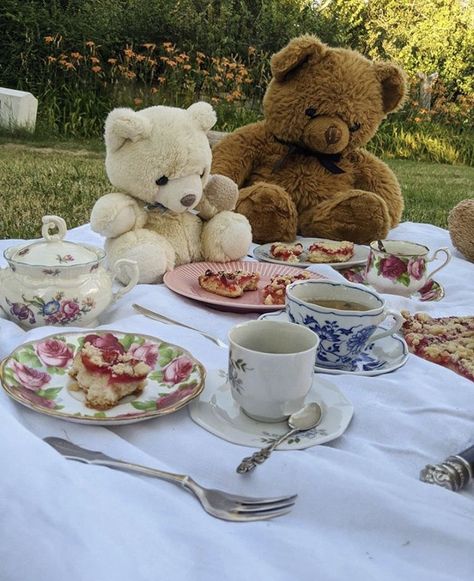 Stuffed Animal Tea Party, Coquette Picnic, Cottagecore Life, Picnic Inspiration, Teddy Bear Picnic, Drink Tea, Magical Garden, Make Friends, Spring Aesthetic