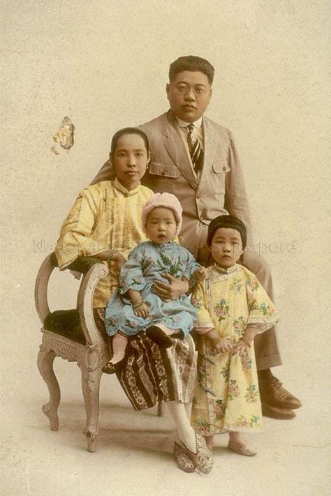 Chinese Family Portrait, Chinese Family Photography, Historical Chinese Clothing, Turandot Opera, 60s Photos, Chinese Family, Asian Photography, Chinese Cheongsam, Family Portrait Photography