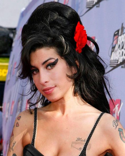 Amy Jade Winehouse on Instagram: “#amywinehouse #amyjade #backtoblack #amyjadewinehouse #flower #AMY #eyeliner” Amy Wine, Amy Winehouse Style, Amy W, Amazing Amy, Lily Allen, Ella Fitzgerald, Musica Rock, Mtv Movie Awards, Amy Winehouse