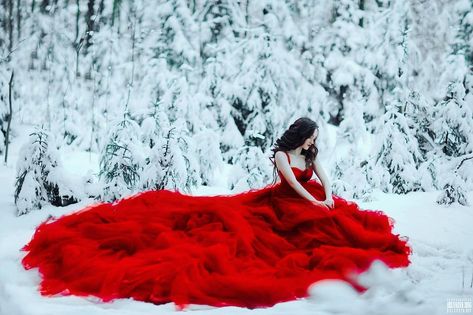 3,697 gilla-markeringar, 23 kommentarer - Светлана Беляева фотограф (@svetlana_belyaeva_official) på Instagram Snow Photoshoot, Fairytale Photography, Winter Photoshoot, Red Gowns, Red Wedding, Fantasy Fashion, The Snow, Beautiful Photo, Pretty Dresses