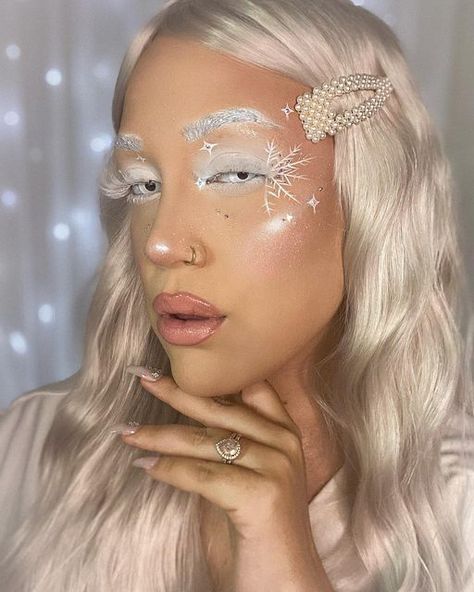 Snow Flake Makeup Look, Snowflake Eye Makeup, Snowflake Makeup, Mannequin Face, Snow Makeup, White Eyeliner Looks, Themed Makeup, Jumbo Pencil, White Eyeshadow