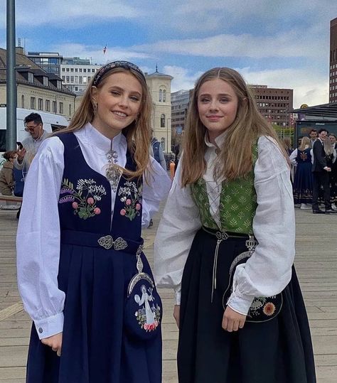 Norway People, Norwegian Dress, Norway Culture, Norway Girls, Norwegian People, Norwegian Clothing, Scandinavian Costume, Scandinavian Aesthetic, Scandinavian Traditional