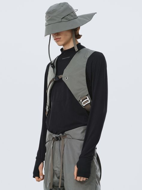 INFOS A functional vest / shoulder bag that can change combinations to achieve various matching methods, and switch various modes in response to practical situations.The underside of the chest strap is a geometric concealed zipper pocket, which can be used to store mobile phones and other small items. The elastic webbing below is connected by a G buckle and the backpack on the back to adjust the elasticity at the same time. The webbing and the strap can be completely disassembled and separated b Utility Extension, Techwear Bag, Fashion Designer Studio, Mk 1, Cyberpunk Aesthetic, Safety Clothing, Chest Strap, Tech Pack, Streetwear Men