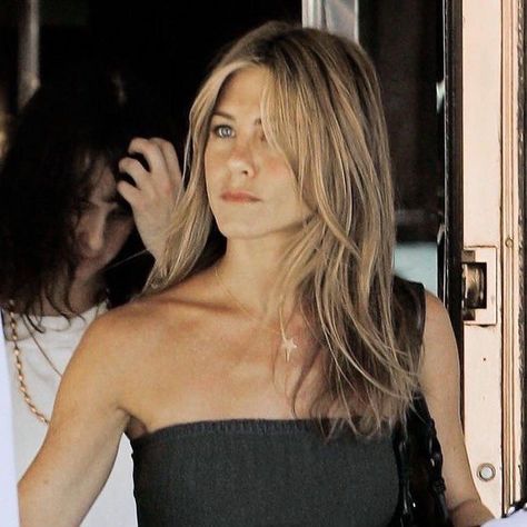 Jennifer Aniston 90s, Jennifer Aniston Hair Color, Jennifer Aniston Hair, Jennifer Aniston Style, Jennifer Aniston Hot, Jenifer Aniston, Jen Aniston, Rachel Green, Mid Length Hair