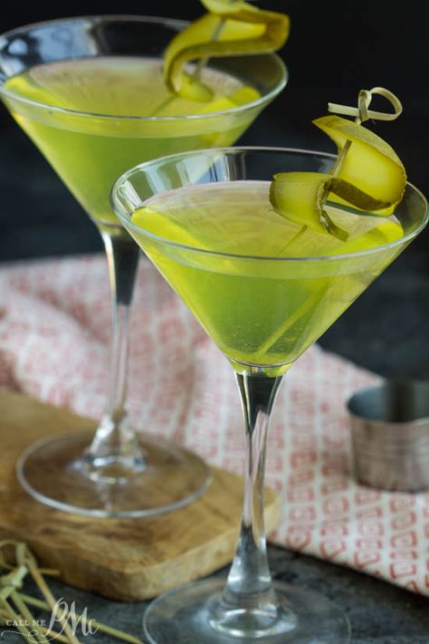 Clear Cocktail Recipes, Savory Cocktail Recipes, Pickle Martini Recipe, Pickle Martini, Dill Pickle Vodka, Clean Cocktails, Cucumber Pickles, Pickle Vodka, Vodka Mixes