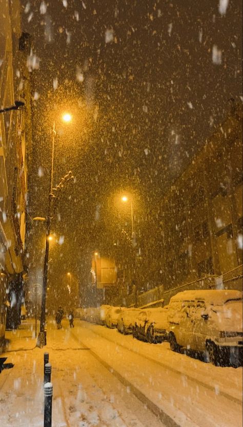 #keşfet #aesthetic #snow #snowy #aestheticwallpaper #night Yellow Snow Aesthetic, Yellow Winter Aesthetic, Snow Man Aesthetic, Christmas Wallpaper Yellow, Snow Falling Aesthetic, Snow Night City, Yellow Christmas Aesthetic, Yellow Christmas Wallpaper, Wallpaper Aesthetic Snow