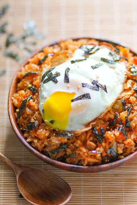 Tuna Kimchi Fried Rice-6 Tuna Fried Rice, Koreansk Mad, Roasted Seaweed, Kimchi Fried Rice, K Food, Doodle Ideas, Fried Egg, Sesame Seeds, Korean Food