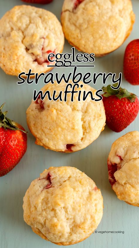 Eggless Strawberry Desserts, Muffins Without Eggs, Strawberry Muffins Easy, Eggless Cupcakes, Egg Free Muffins, Eggless Muffins, Eggless Breakfast, Egg Free Desserts, Fruit Muffins