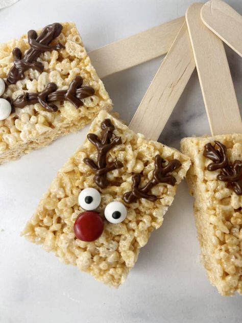 Reindeer Rice Krispie Treats - Mom Loves Baking Nutella Rice Krispie Treats, Christmas Rice Krispies, Cute Christmas Desserts, Homemade Rice Krispies Treats, Yummy Christmas Treats, Gluten Free Candy, Krispy Treats, Rice Krispy, Princess And The Frog