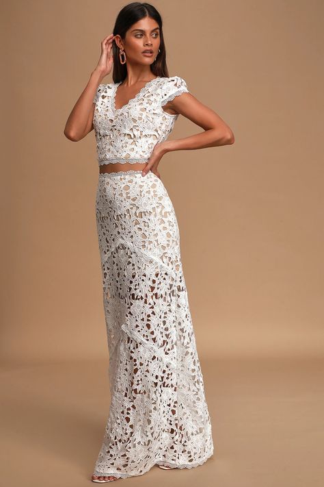 It's easy to customize your bridal look with a two-piece wedding dress or bridal separates. The best bridal fashion ideas are here on GWS. Free Wedding Dress Patterns, Crochet Wedding Dress Pattern, 2 Piece Wedding Dress, Bridal Bodysuit, Crochet Wedding Dresses, Two Piece Gown, Two Piece Wedding Dress, Bridal Skirts, Wedding Dress Patterns