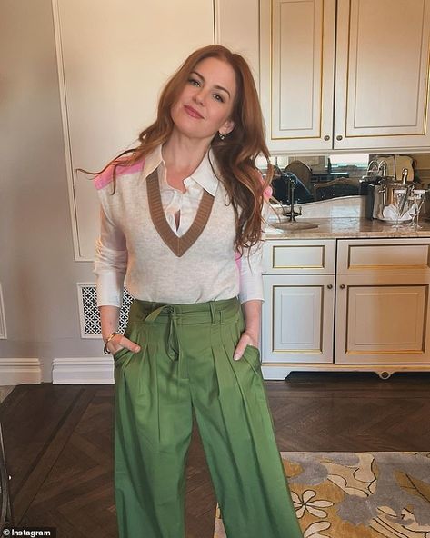 Isla Fisher looked effortlessly stylish as she posed for an impromptu photoshoot backstage... Isla Fisher Style, Drew Barrymore Show, Black Floral Print Dress, Muscat Oman, Isla Fisher, Bank Of America, Strawberry Blonde, Celebrity Look, Celebrity Hairstyles