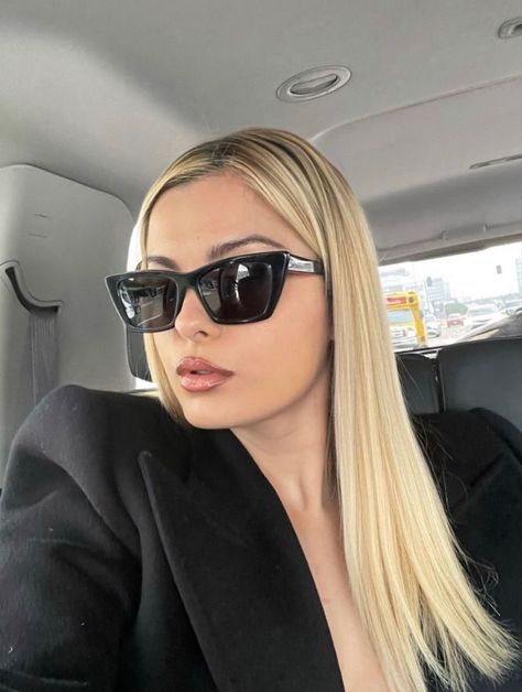 Black Sunglasses For Women, Celaena Sardothien, Trendy Glasses, Estilo Country, Bebe Rexha, Female Fitness Model, Girl With Sunglasses, Trendy Sunglasses, Dior Sunglasses