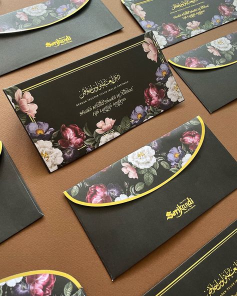 Customised paper bags and money envelopes for Shaikh Khalid & Hjh Latifah ❤️ 🇧🇳 #niginaart #kadkahwin #malayweddingguide #walimatulurus #bruneiwedding #kadkahwinbrunei #sgwedding #bruneiwedding #foilstamping #weddinginspiration #weddinginvites #weddingcard #dailydoseofpaper #sampulduit #moneyenvelopes #sampulrayabrunei #sampulduitbrunei #paperbag Wedding Envelope Design, Wedding Envelopes Design, Unique Envelopes, Fancy Envelopes, Malay Wedding, Money Envelopes, Envelope Design, Wedding Envelopes, Khalid