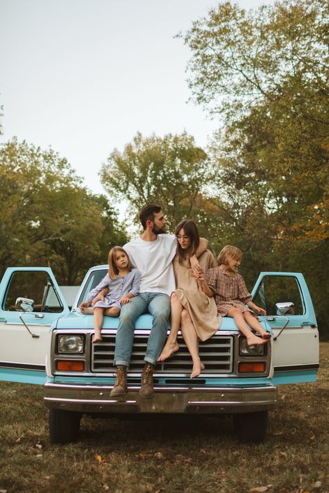 Presets Family Pictures With Truck, Vintage Farm Photoshoot, Family Pictures With Classic Car, Family Car Photoshoot, Family Truck Photoshoot, Truck Family Photoshoot, Family Car Aesthetic, Truck Family Photos, Country Family Photoshoot