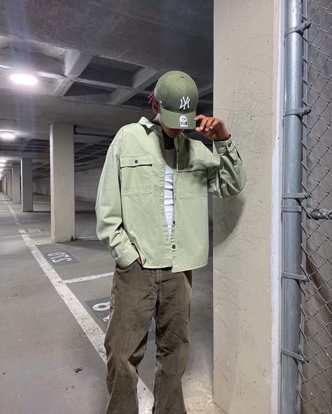 Soft Green Outfit, Green Hat Outfit, Boys Outfits Aesthetic, Hat Outfit Men, Aesthetic Guy Outfits, Green Jacket Outfit, Nyc Hat, Skateboard Outfits, White Tops Outfit