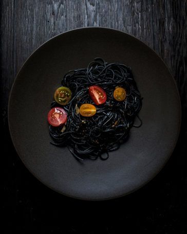 Squid Ink Pasta Recipe, Ink Pasta, Pasta With Garlic, Squid Ink Pasta, Halloween Party Dinner, Garlic Pasta, Black Food, Halloween Dinner, Halloween Recipes