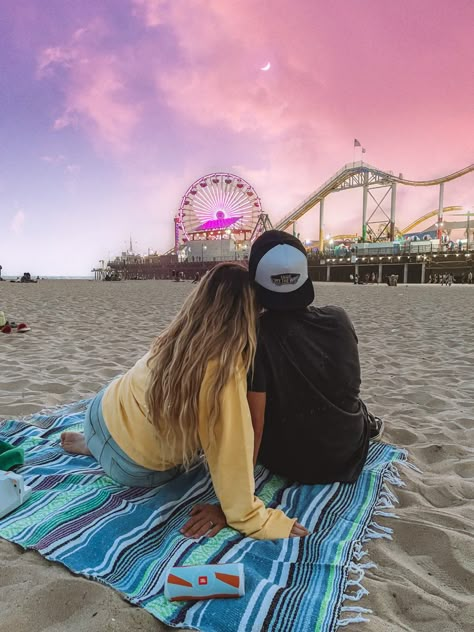 Santa Monica Pier Outfit, Santa Monica Photoshoot, Santa Monica Outfit, Santa Monica Picture Ideas, California Picture Ideas, California Photo Ideas, Couple Amusement Park Pictures, Santa Monica Engagement Photos, Santa Monica Couple Pictures