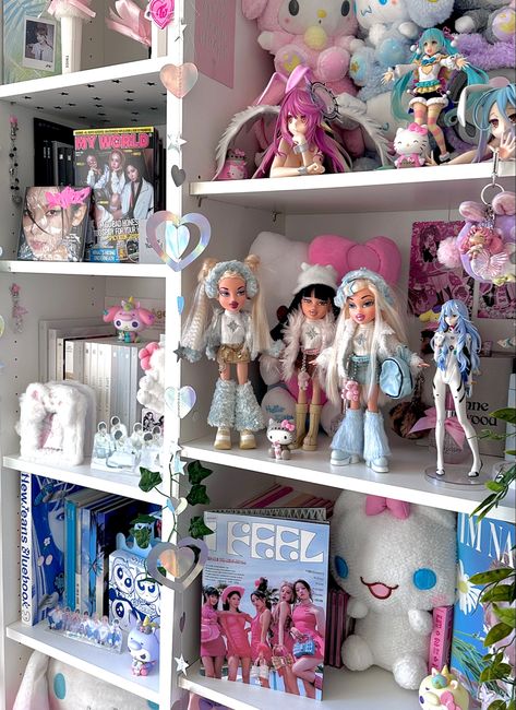 Dolls On Shelves, Doll Display Ideas Shelves, Doll Shelf Display, Doll Room Aesthetic, Figure Organization, Shelves In Bedroom Aesthetic, Cute Shelving, Bratz Room, Shelves Aesthetic