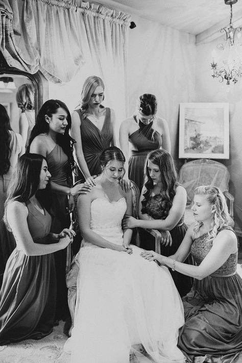 Praying Before Wedding Picture, Praying Over Bride And Groom, Praying Wedding Photos, Bridesmaid Praying Over Bride, Praying At Wedding, Wedding Photo Ideas With Bridesmaids, Wedding Picture Ideas With Bridal Party Groomsmen, Wedding Photo Ideas Wedding Party, Wedding Day Photo Ideas Bridal Party