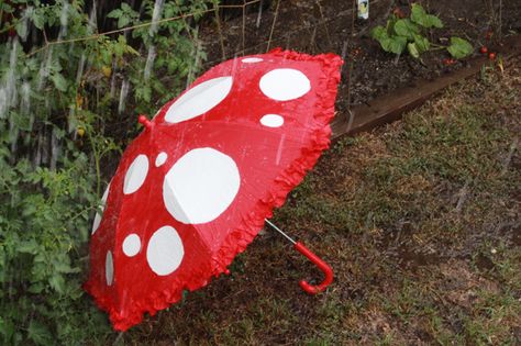 Mushroom Umbrella, Mushroom Costume, Mushroom Fairy, Mushroom Decor, Trunk Or Treat, Willy Wonka, Can Crafts, Chocolate Factory, Roald Dahl