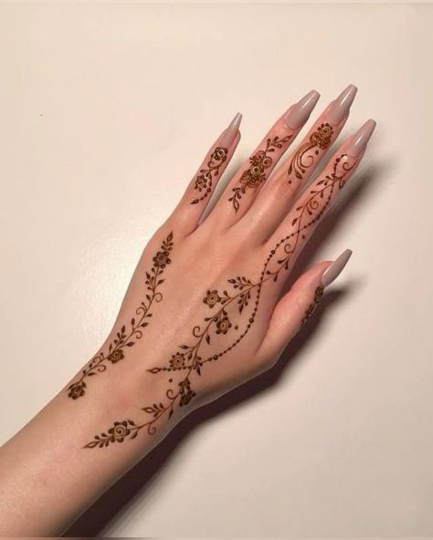 Dainty Henna, Simple Henna Designs Hand, Elegant Henna, Henne Tattoo, Cute Henna Designs, Henna Designs Wrist, Henna Nails, Henna Inspired Tattoos, Tato Henna