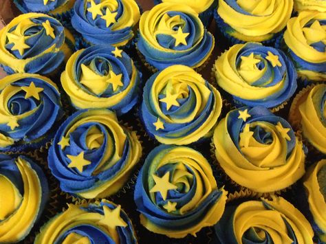 Blue And Yellow Cake Pops, Blue And Yellow Dessert Table, Yellow And Blue Cupcakes, Blue And Yellow Graduation Party Ideas, Yellow Theme Cake, Blue And Yellow Cake, Fondant Stars, Yellow Desserts, Cupcakes For Men