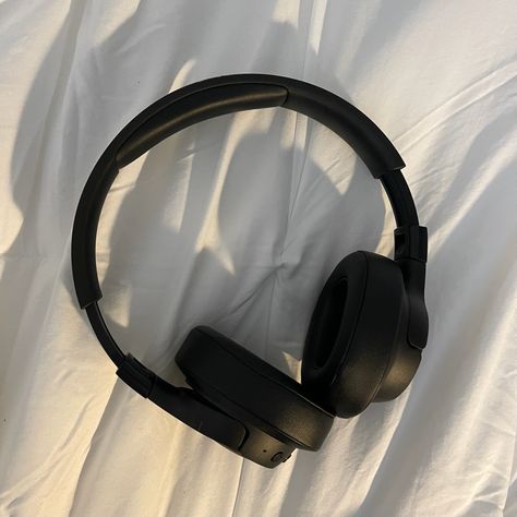 Black Head Phones Aesthetic, Earphones Aesthetic, Black Headphones Aesthetic, Headphones Aesthetic Black, Headphone Decoration Black, Soundcore Headphones Aesthetic, Black Headset Aesthetic, Headphone Decoration, Boat Wiring