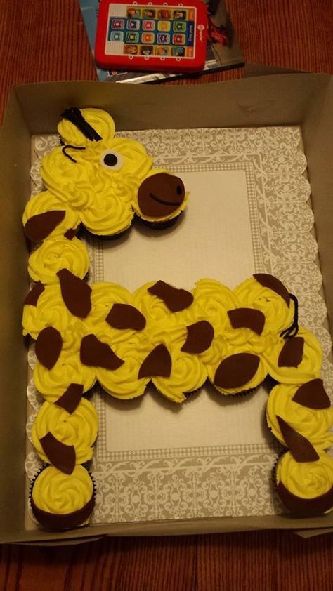 Giraffe cupcake cake Giraffe Cupcakes, Baby Shower Cupcake Cake, Girl Shower Cake, Cupcakes Red Velvet, Cupcake Cream, Giraffe Cakes, Pull Apart Cupcake Cake, Cake Pulls, Giraffe Birthday